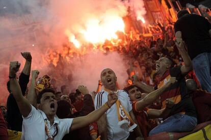 Los aficionados del Galatasaray celebran el gol de Drogba.