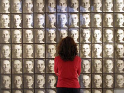 Una joven mira <i>Mare</i>, de Pere Formiguera, que se exhibe en el IVAM.