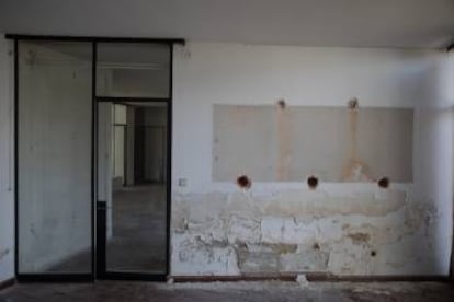Pared del salón de la vivienda con humedades.