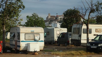 Caravanas de trabajadores en el aparcamiento de la zona de Es Gorg, el 12 de junio, en Ibiza.