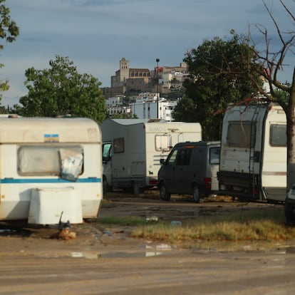 Caravanas de trabajadores en el aparcamiento de Es Gorg, en Ibiza.