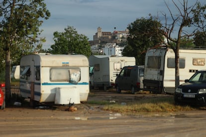 Trailers and motorhomes in the parking lot of the Es Gorg area, on June 12, in Ibiza.