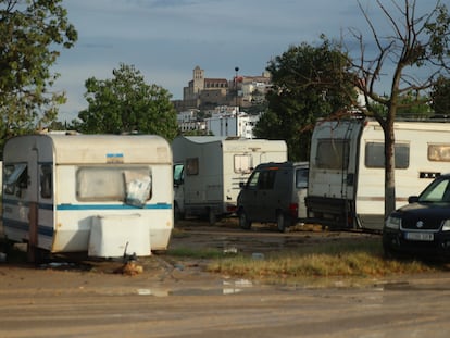 Trailers and motorhomes in the parking lot of the Es Gorg area, on June 12, in Ibiza.