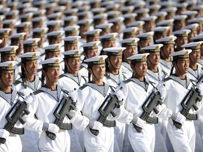 Marineros del Ejército de Liberación Popular chino desfilan durante una sesión de entrenamiento en Pekín en 2009.