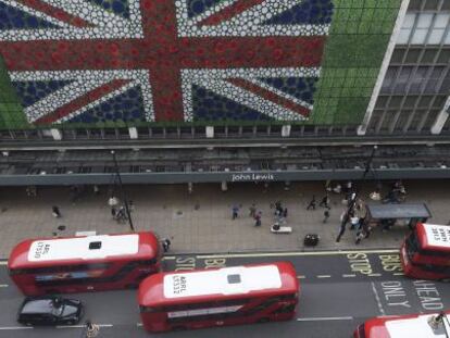 Panorámica de Oxford Street, en Londres (Reino Unido), donde se colocó una bandera británica en la fachada de unos grandes almacenes, en los días previos al referéndum sobre la UE.