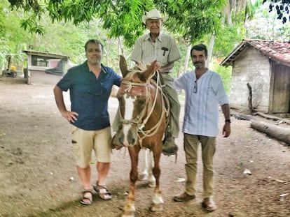José Bonifacio Villegas, Pachito, de 100 años, posa montando a caballo con Jorge Vindas y el autor de este reportaje