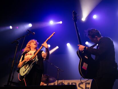 Karla Chubb y Sam McCann en un concierto de Sprints en Dublín el 12 de diciembre de 2023.