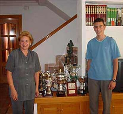 La madre y un hermano, Agustín, de Marta Domínguez posan junto a algunos de sus trofeos.