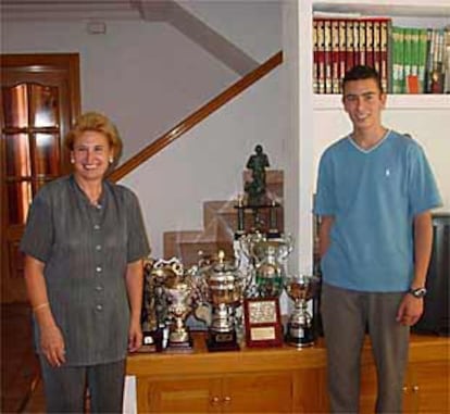 La madre y un hermano, Agustín, de Marta Domínguez posan junto a algunos de sus trofeos.