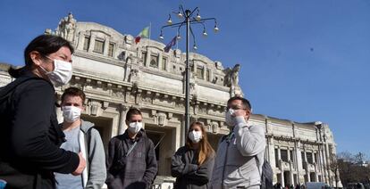 Personas con mascarilla en Milán.