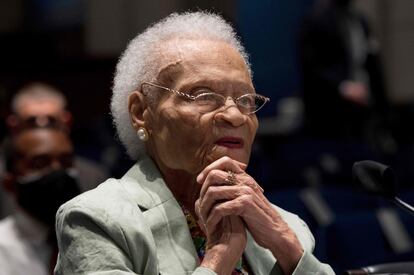 A sobrevivente mais velha do massacre racista de Tulsa, Viola Fletcher, 107 anos, durante seu depoimento perante a Comissão do Congresso dos Estados Unidos sobre a matança em 19 de maio de 2021. 