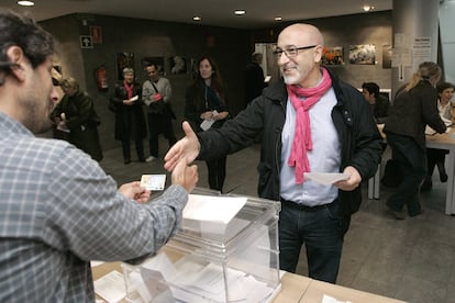 José Canedo, candidato a la Presidencia de la Xunta de Galicia por UPyD, instantes antes de votar esta mañana en un colegio electoral de Santiago de Compostela