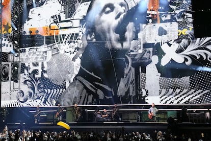 Oasis vuelve a los escenarios con un multitudinario concierto, en Cardiff (Gales).
