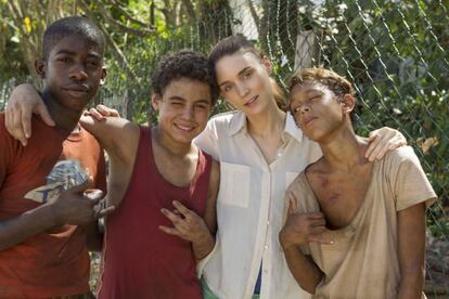 Os atores mirins de &#039;Trash&#039; com Rooney Mara.