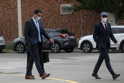 Los 'mossos' Carlos de Pedro y Xavier Goicoechea, este martes a su llegada a la Audiencia Nacional para ser juzgados por acompañar al expresidente de la Generalitat Carles Puigdemont cuando fue detenido en Alemania en marzo de 2018.