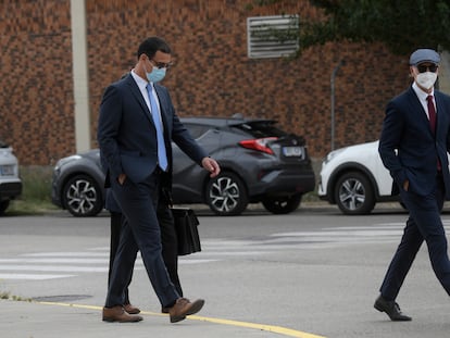 Los 'mossos' Carlos de Pedro y Xavier Goicoechea, este martes a su llegada a la Audiencia Nacional para ser juzgados por acompañar al expresidente de la Generalitat Carles Puigdemont cuando fue detenido en Alemania en marzo de 2018.