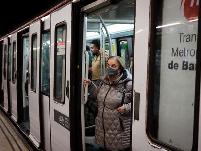 Usuarios del metro de Barcelona con mascarillas el pasado 26 de enero. 