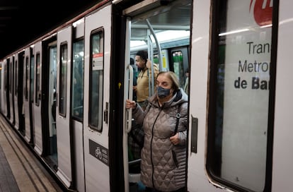 Usuarios del metro de Barcelona con mascarillas el pasado 26 de enero. 