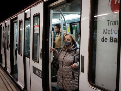 Usuarios del metro de Barcelona con mascarillas el pasado 26 de enero. 