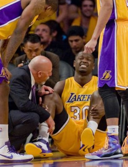 Julius Randle tras romperse la tibia ante los Rockets