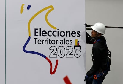 Un trabajador prepara un puesto de votación el 27 de octubre, en Bogotá (Colombia).