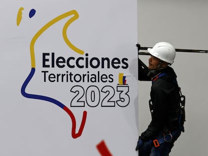 Un trabajador prepara un puesto de votación el 27 de octubre, en Bogotá (Colombia).