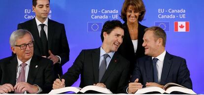 De izquierda a derecja, el presidente de la Comisión Europea, Jean-Claude Juncker; el primer ministro de Canadá, Justin Trudeau; y el presidente del Consejo, Donald Tusk, durante la firma del CETA.