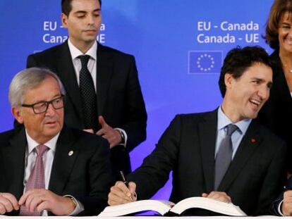 De izquierda a derecja, el presidente de la Comisi&oacute;n Europea, Jean-Claude Juncker; el primer ministro de Canad&aacute;, Justin Trudeau; y el presidente del Consejo, Donald Tusk, durante la firma del CETA.