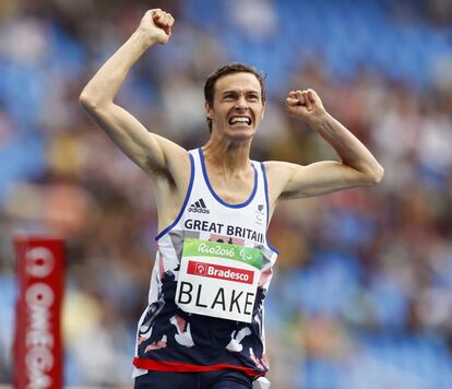  Paul Blake (Reino Unido) celebra el oro en la final de los 400 m. 