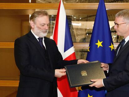 El embajador británico en la UE, Tim Barrow (izquierda), entrega los documentos que ratifican el Brexit al secretario general del Consejo, Jeppe Tranholm-Mikkelsen, este miércoles en Bruselas.