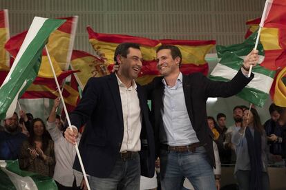 Pablo Casado y Juanma Moreno, durante el cierre de campaña en Sevilla.