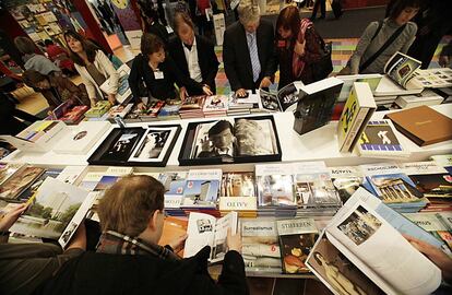 Visitantes hojean libros en la Feria de Libro de Fráncfort de 2009.