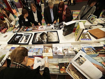 Visitantes hojean libros en la Feria de Libro de Fr&aacute;ncfort de 2009.