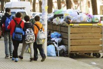 Basura acumulada ayer debido a la huelga de los trabajadores de la empresa municipal de limpieza de Sevilla (Lipasam).