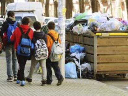 Basura acumulada ayer debido a la huelga de los trabajadores de la empresa municipal de limpieza de Sevilla (Lipasam).
