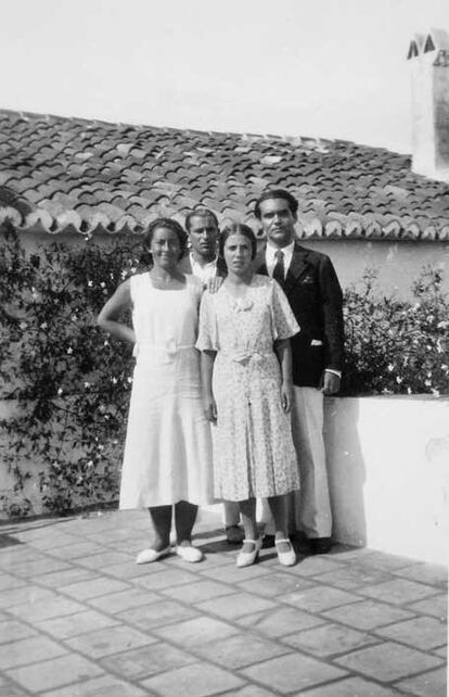 Lorca, con sus parientes Rafael Troyano de los Ríos, Laura de los Ríos (en el centro) y Rita María Troyano de los Ríos. La fotografía fue tomada en la huerta de Granada. Parte de su legado ya es BIC.