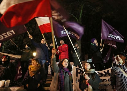 Manifestaci&oacute;n contra el Ejecutivo de Szydlo y la reforma constitucional en Varsovia el 10 de marzo.
