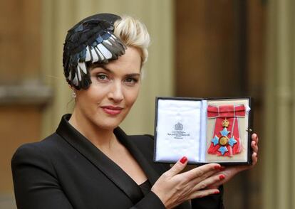 Kate Winslet posa con su condecoración.