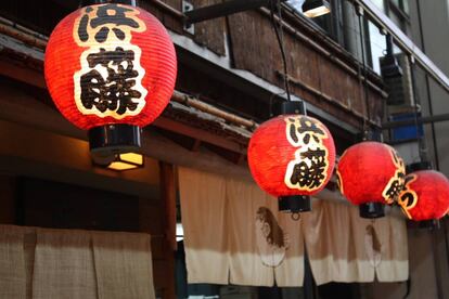 Faroles de papel en una izakaya (taberna japonesa) en Osaka.