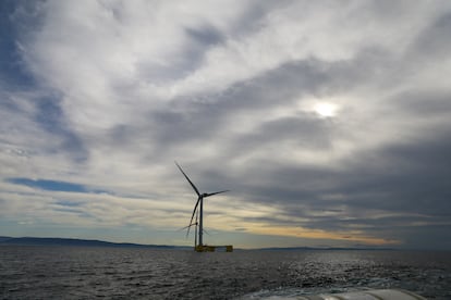 Dos aerogeneradores, en septiembre de 2021, en la costa de Viana do Castelo (Portugal).