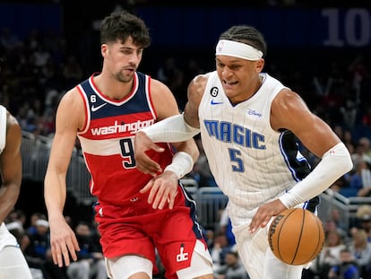 Paolo Banchero conduce el balón ante Deni Avdija durante el partido entre los Magic y los Wizards del pasado mes del marzo.