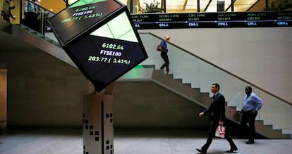 Operadores bursátiles en la Bolsa de Londres.