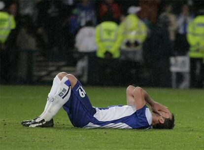 Torrejón, en el suelo, tras fallar su penalti, el cuarto del Espanyol.