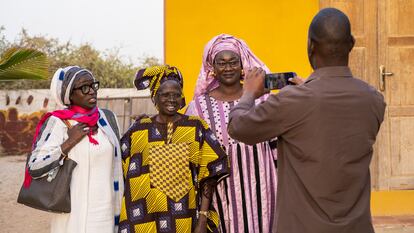 Ken Bugul se fotografía con un grupo de mujeres en Gandiol, Senegal, después de una charla de la escritora.