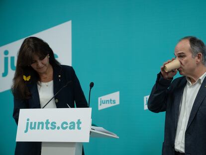 El secretario general de Junts, Jordi Turull (der,) y su presidenta, Laura Borràs (izq,), el pasado viernes en la sede del partido.