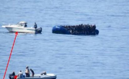 Pequenas lanchas, que os serviços de inteligência identificam com o contrabando de migrantes, acompanham as embarcações até o alto mar no Mediterrâneo Central.