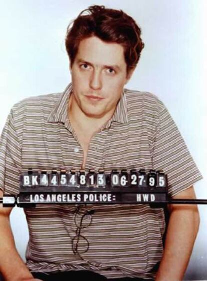 Foto policial de Hugh Grant, cuando fue detenido en Estados Unidos por contratar a una prostituta en la calle.