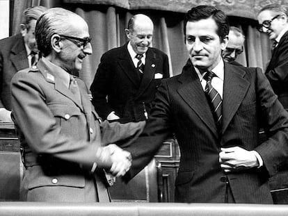 El teniente general Gutiérrez Mellado, vicepresidente para Asuntos de la Defensa, felicita al presidente del Gobierno, Adolfo Suárez, tras la aprobación de la Ley de Reforma Política en el Congreso, el 18 de noviembre de 1976.