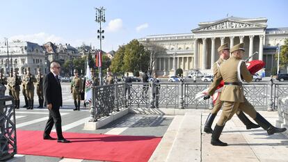 El presidente turco, Recep Tayyip Erdogan, a la izquierda, asiste a una ceremonia de ofrenda floral en la 'Piedra Memorial de los Héroes', en la Plaza de los Héroes (Budapest) durante el segundo día de su visita oficial de dos días a Hungría, el martes 9 de octubre de 2018. 