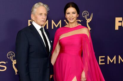 Catherine Zeta-Jones y Michael Douglas. El matrimonio ha pasado toda clase de problemas y dificultades en su relación. Desde infidelidades y adicción al sexo por parte de él, hasta las depresiones y el trastorno bipolar de ella. Su unión, sin embargo, es tan fuerte que han continuado juntos superando también el cáncer de garganta del actor y los problemas con las drogas y la justicia del hijo mayor de Douglas, fruto de su primer matrimonio. Sin embargo, como afirma El País, "uno tras otro, los Douglas han superado los problemas, incluyendo una ruptura, que han servido para fortalecer su relación. Hoy viven tiempos tranquilos en los que tienen a la familia como su única prioridad".